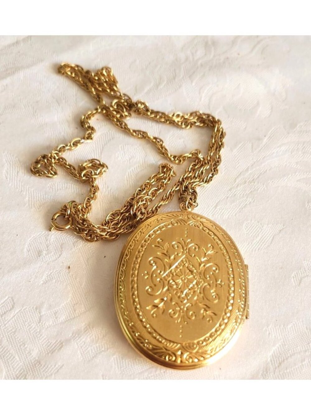 Vintage Trifari Etched Gold Tone Floral Picture Locket Necklace Oval Pendant Vic